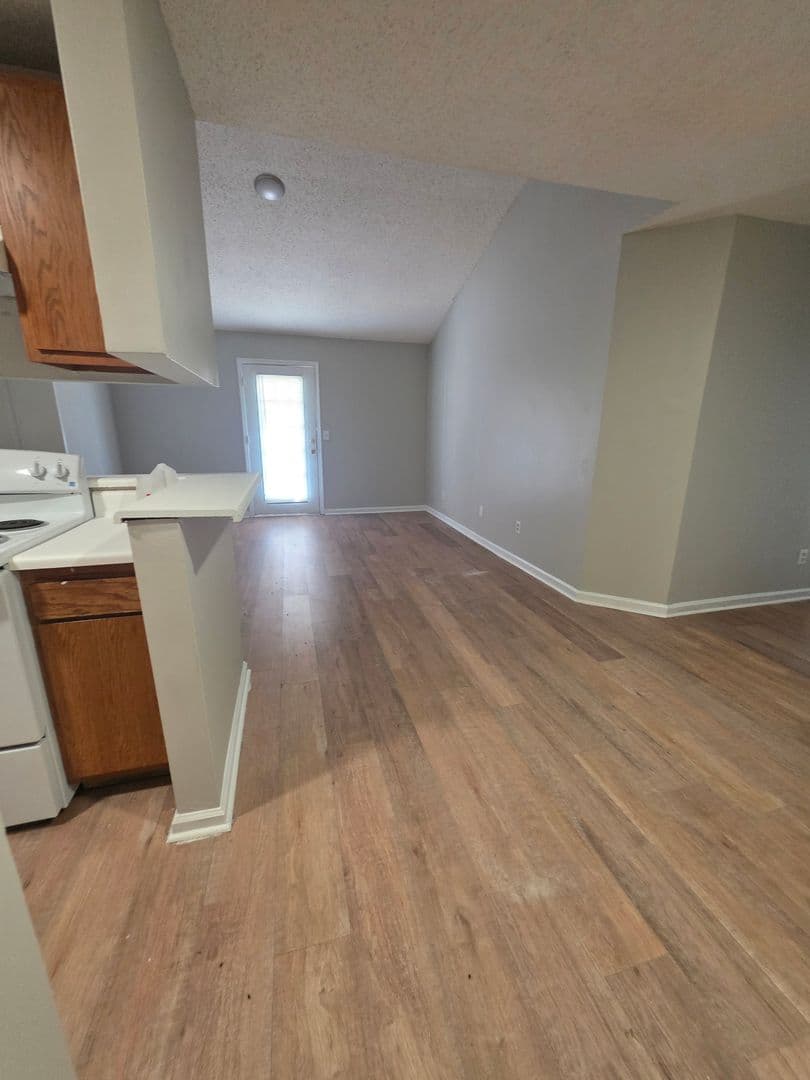 McMinnville Apartment: 227 Vinewood Rd