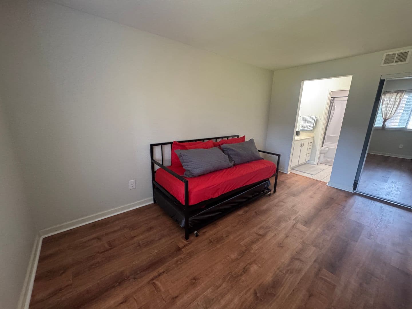San Pablo Condo: 1000 Evergreen Terrace #1109