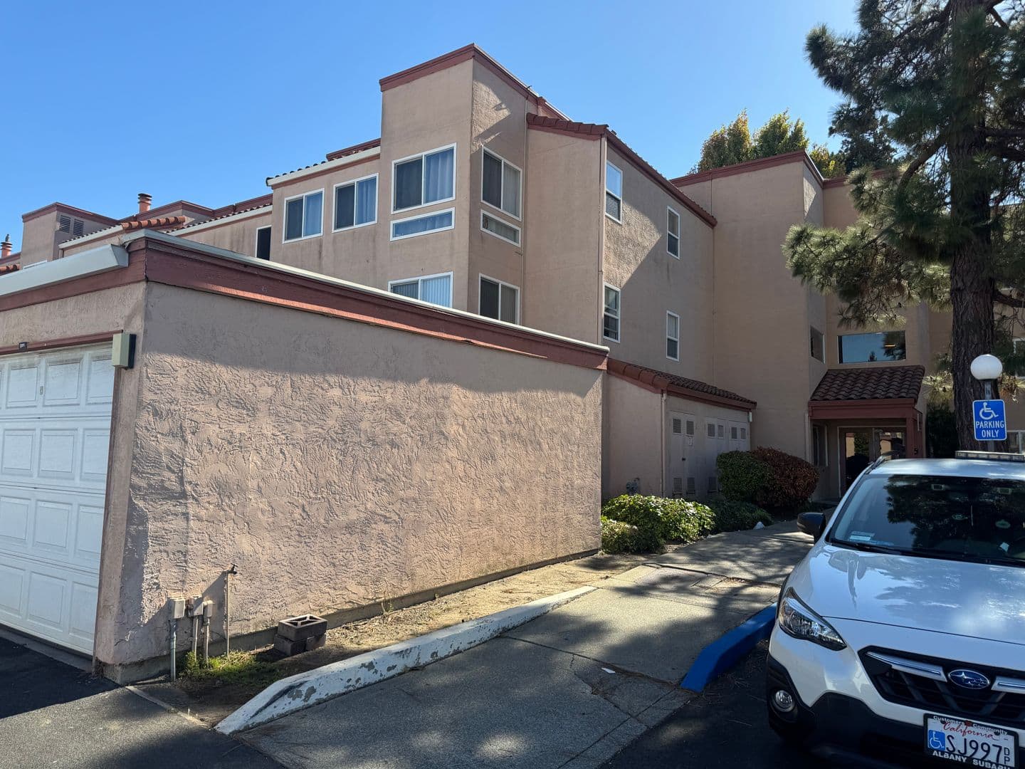 San Pablo Condo: 1000 Evergreen Terrace #1109