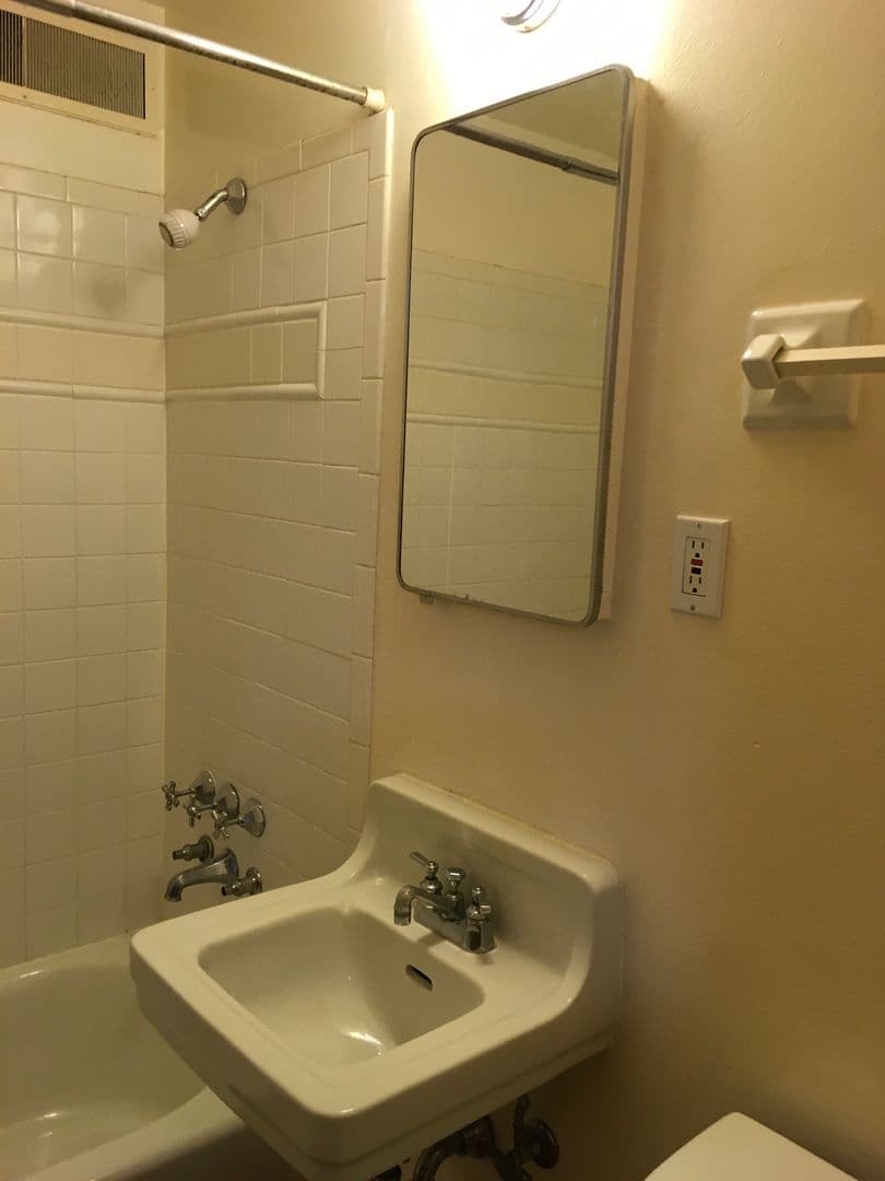 Seattle Apartment: 124 11th Avenue East