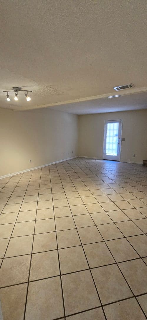 Hinesville House: 601 Tupelo Trail