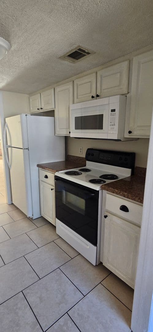 Hinesville House: 601 Tupelo Trail