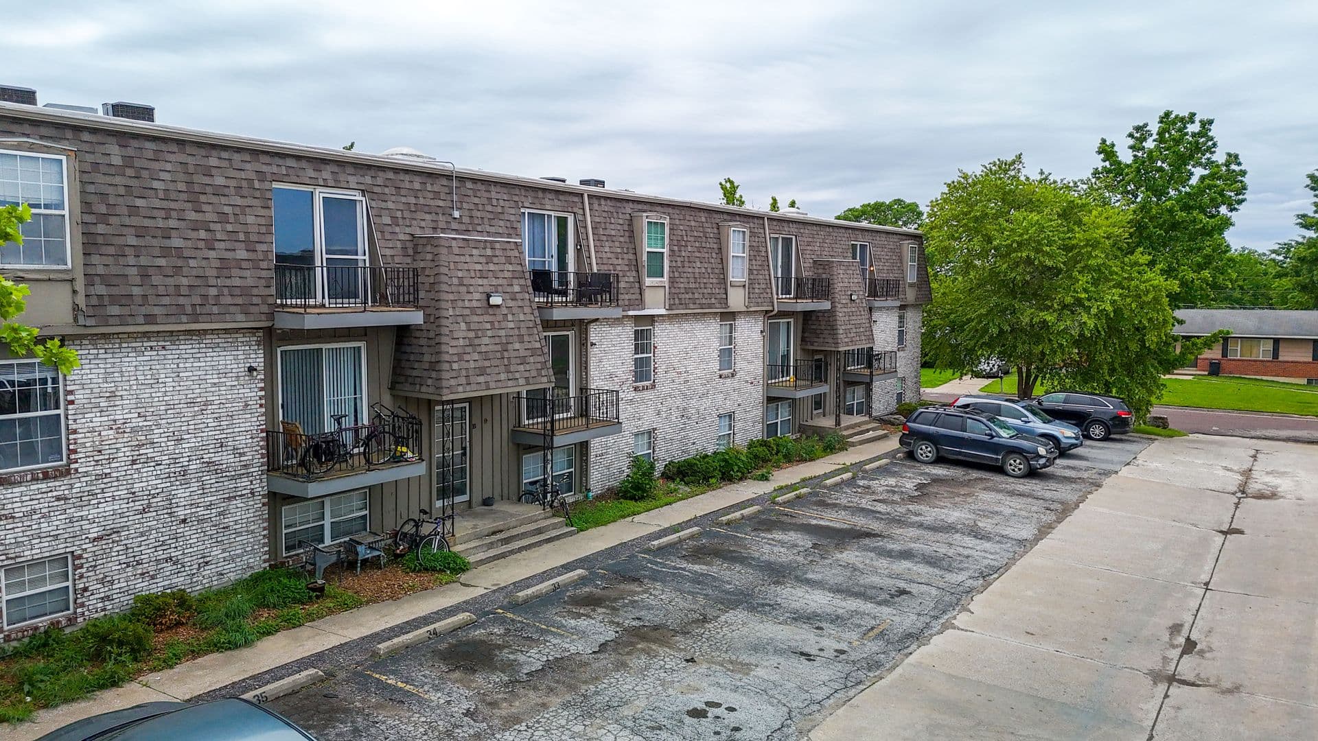 Columbia Apartment: 3408 Balboa Ln #26
