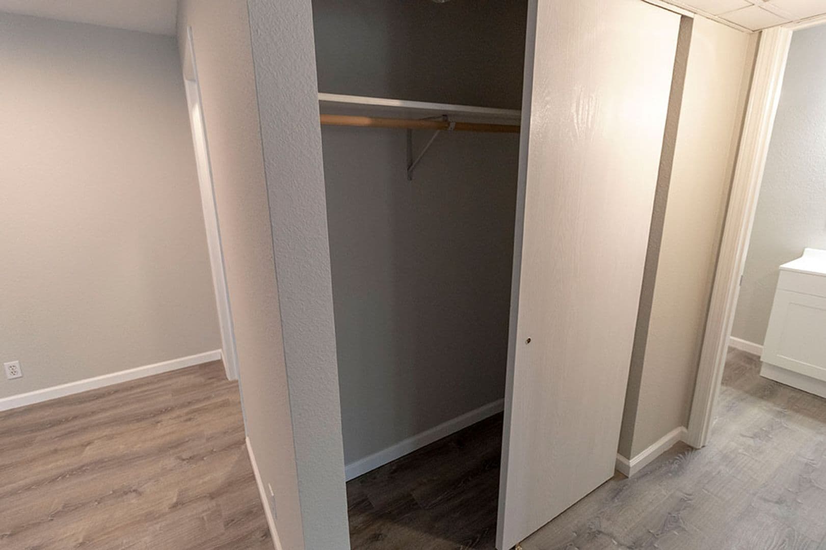 Columbia Apartment: 3408 Balboa Ln #44