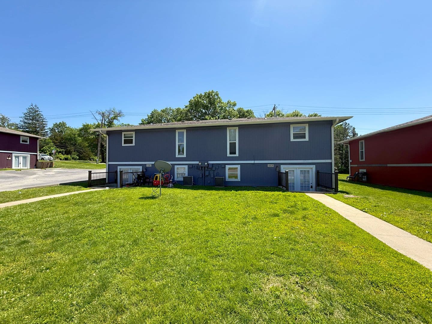 Columbia House: 1005 W Ash St