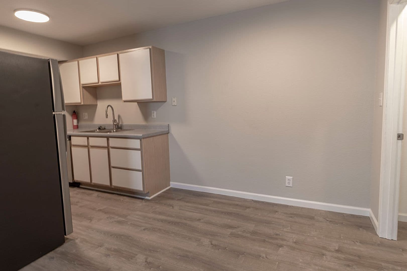 Columbia Apartment: 3408 Balboa Ln #31