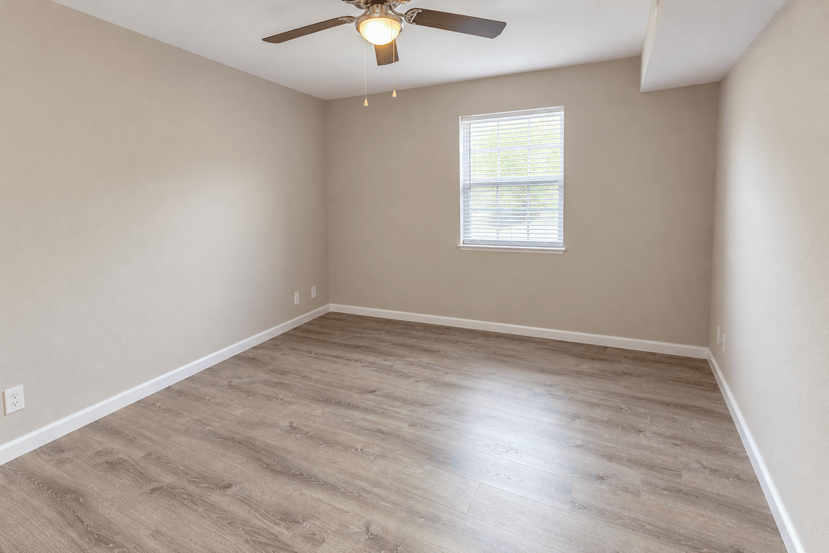 Columbia Apartment: 3408 Balboa Ln #43