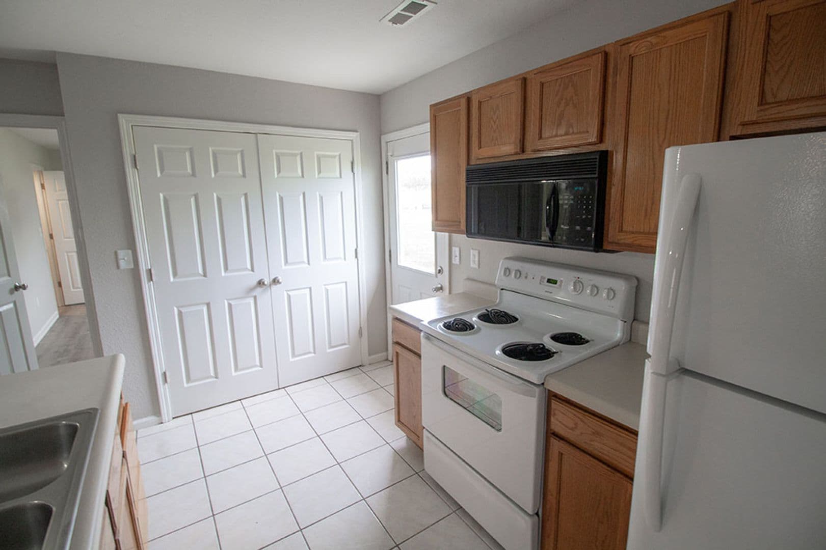 Columbia House: 1602 High Quest Cir