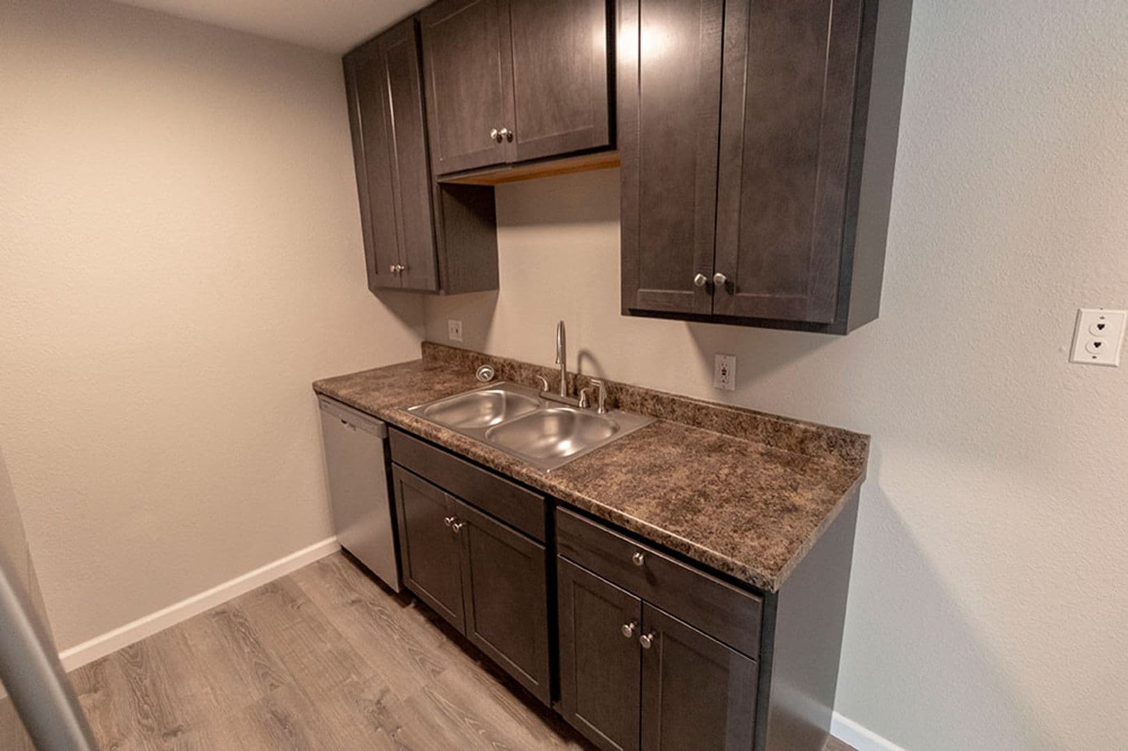 Columbia Apartment: 3408 Balboa Ln #44