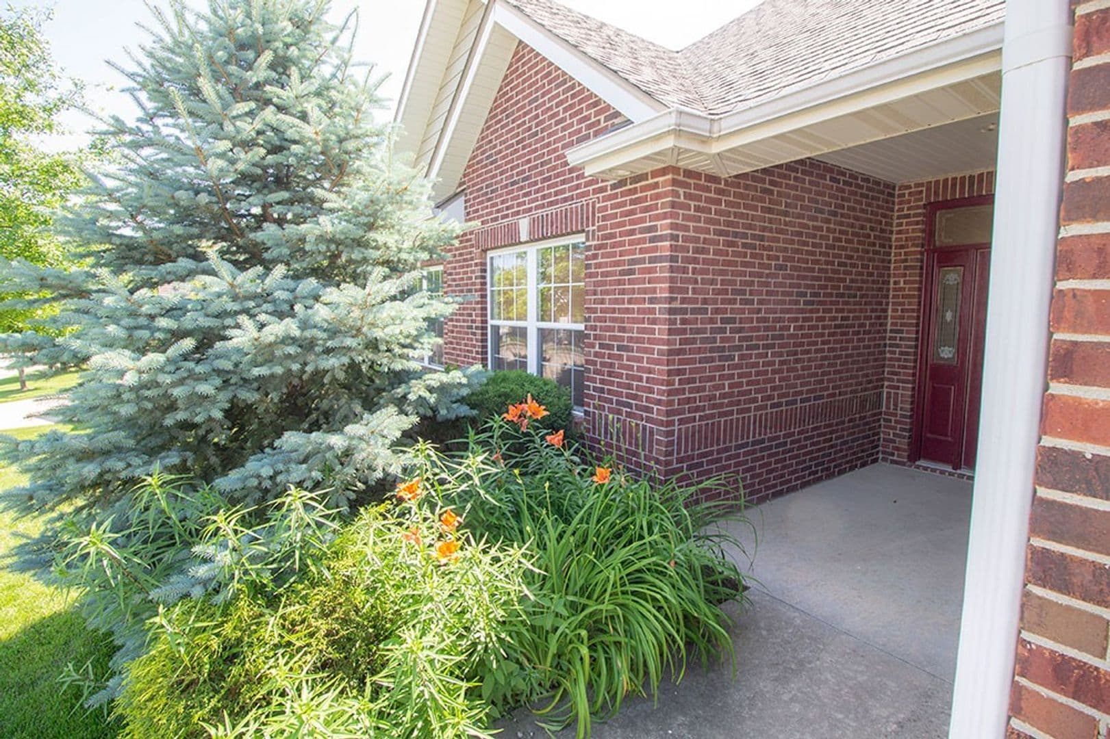 Columbia House: 5305 Chamois Dr