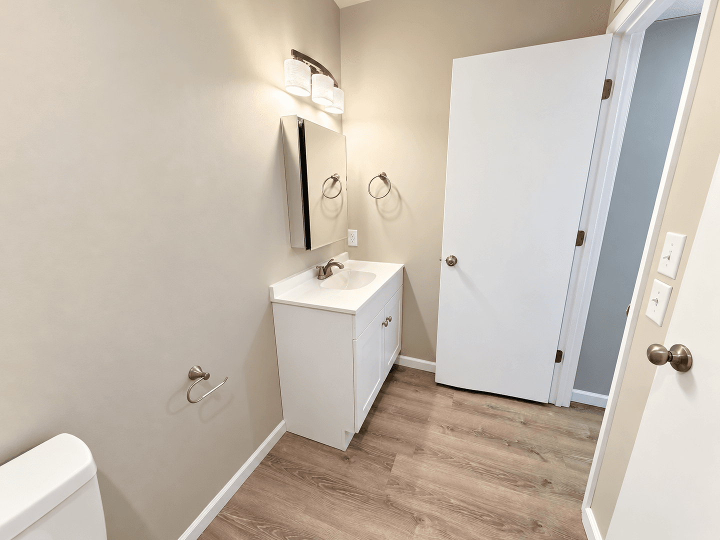 Columbia Apartment: 3408 Balboa Ln #45