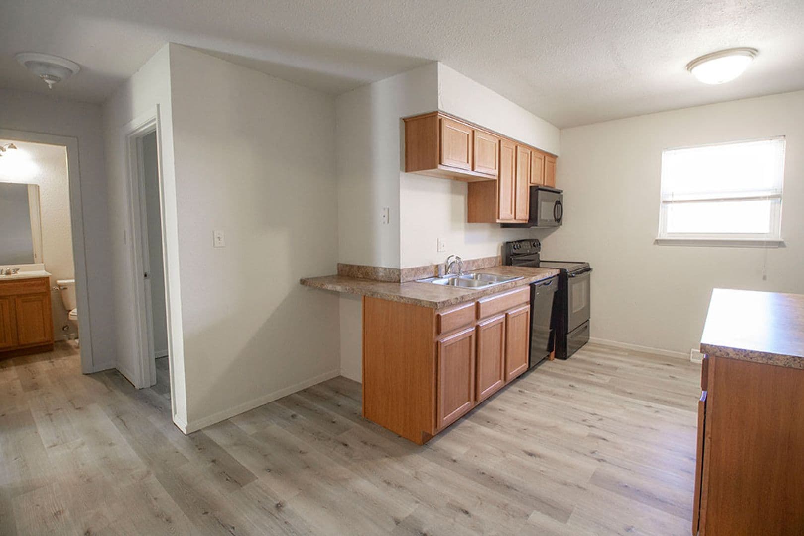 Columbia House: 1005 W Ash St