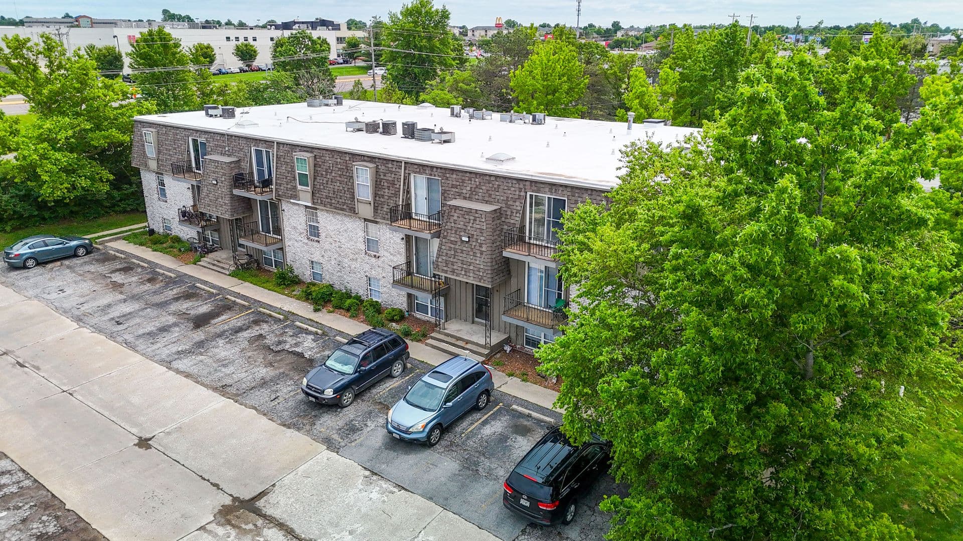 Columbia Apartment: 3408 Balboa Ln #31