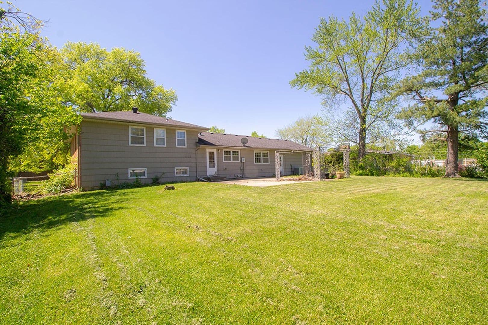 Columbia House: 2207 Bushnell Dr