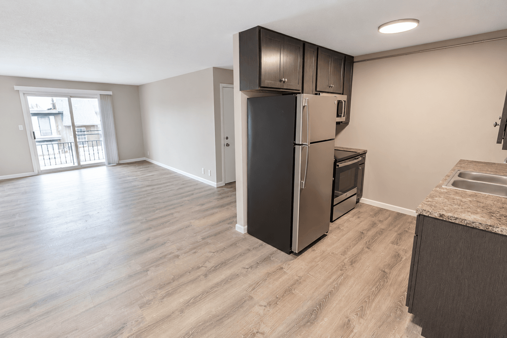 Columbia Apartment: 3408 Balboa Ln #26