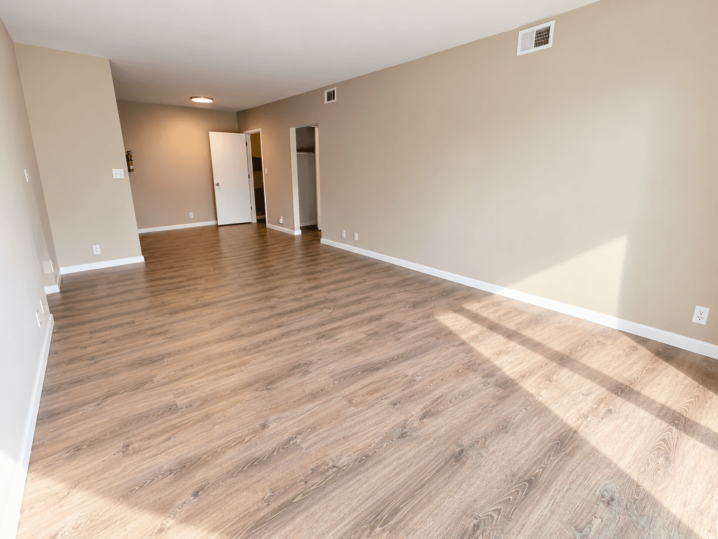 Columbia Apartment: 3408 Balboa Ln #45