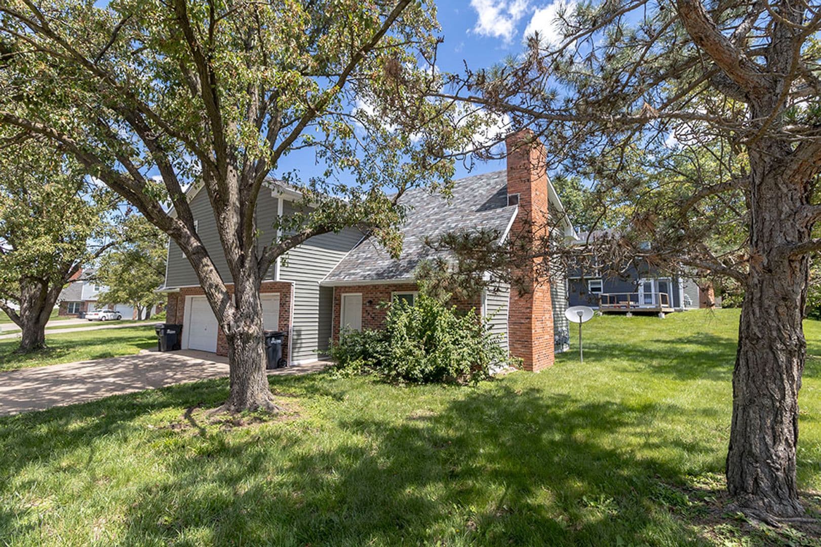 Columbia Apartment: 1913-1915 Greenleaves Ct