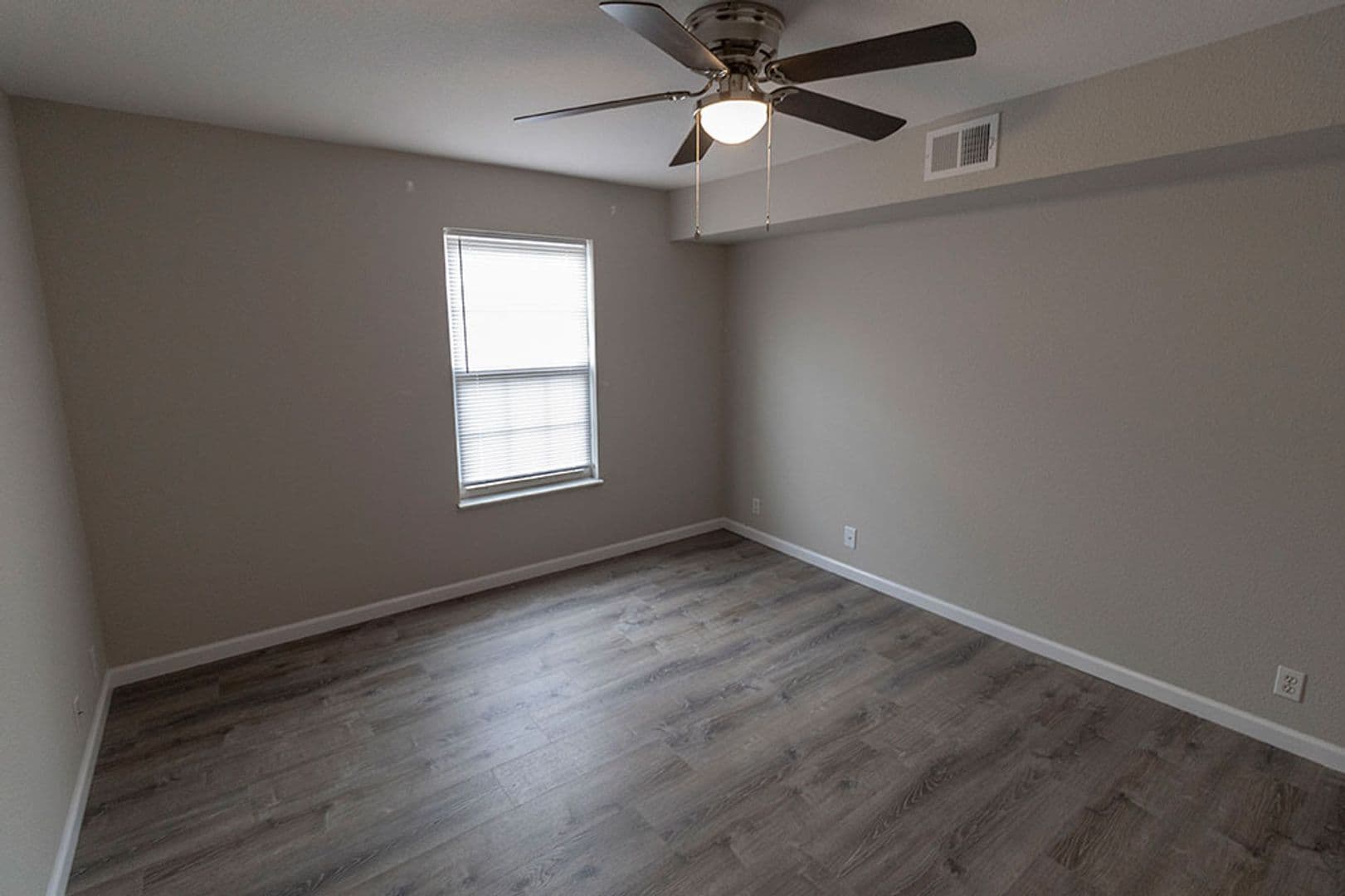 Columbia Apartment: 3408 Balboa Ln #44