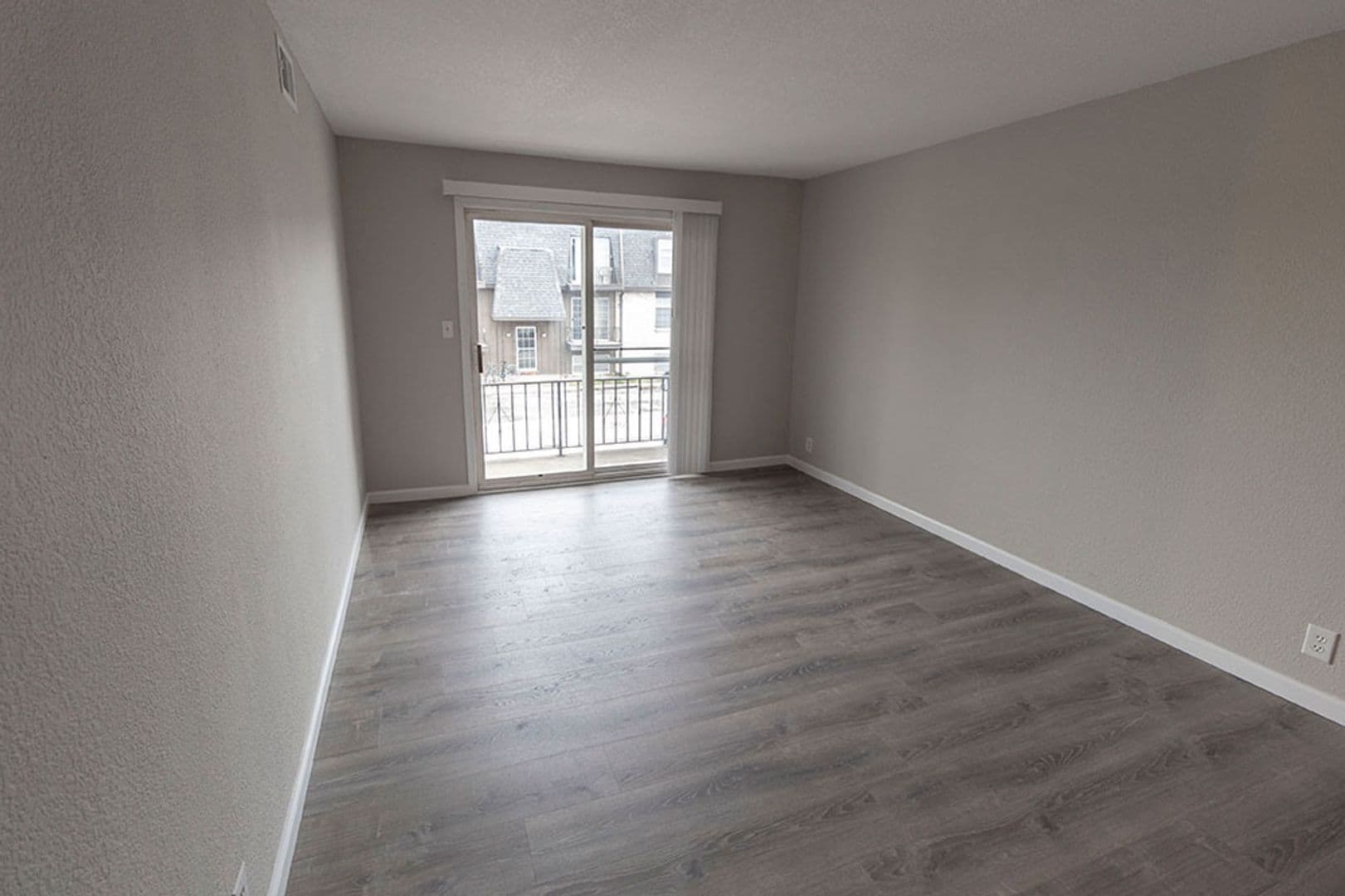 Columbia Apartment: 3408 Balboa Ln #26