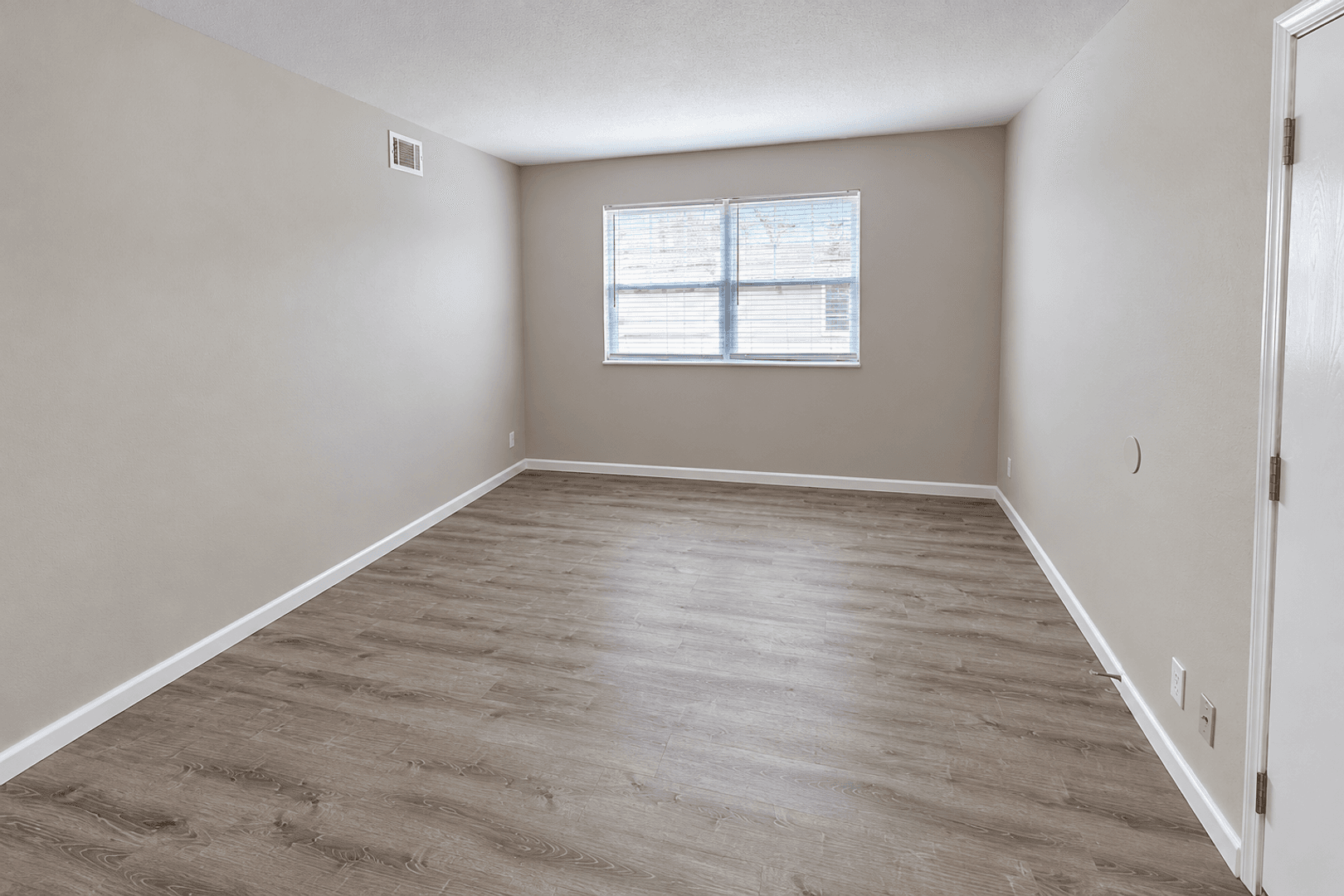 Columbia Apartment: 3408 Balboa Ln #43