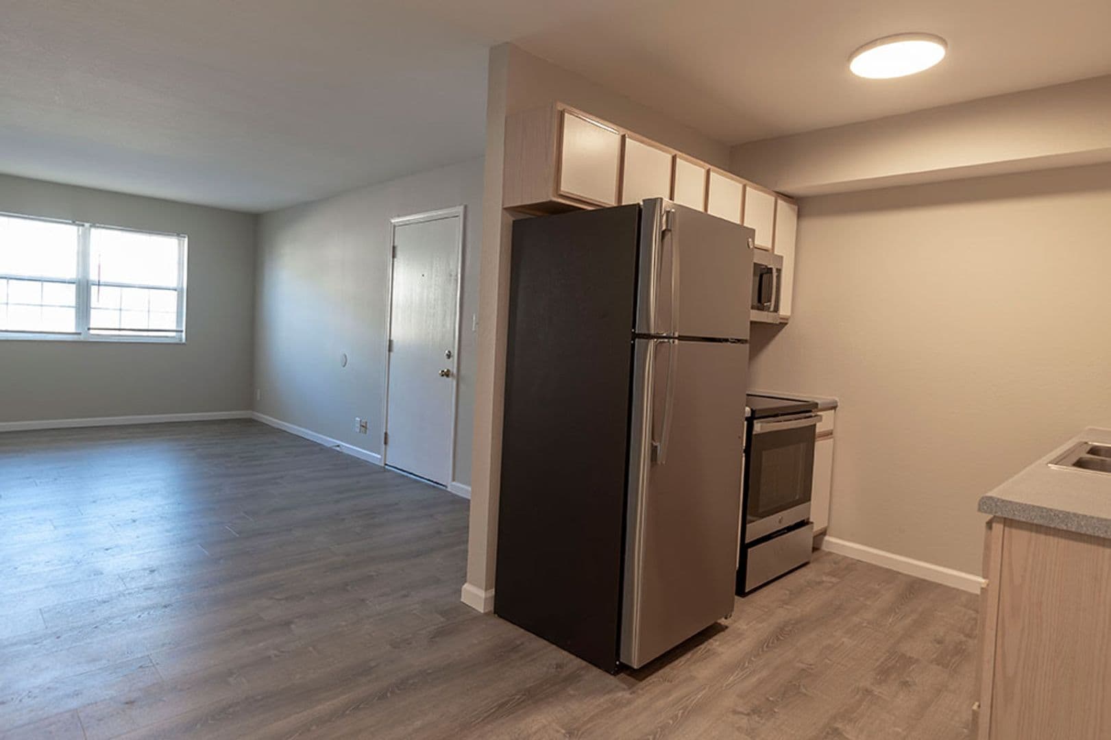 Columbia Apartment: 3408 Balboa Ln #31