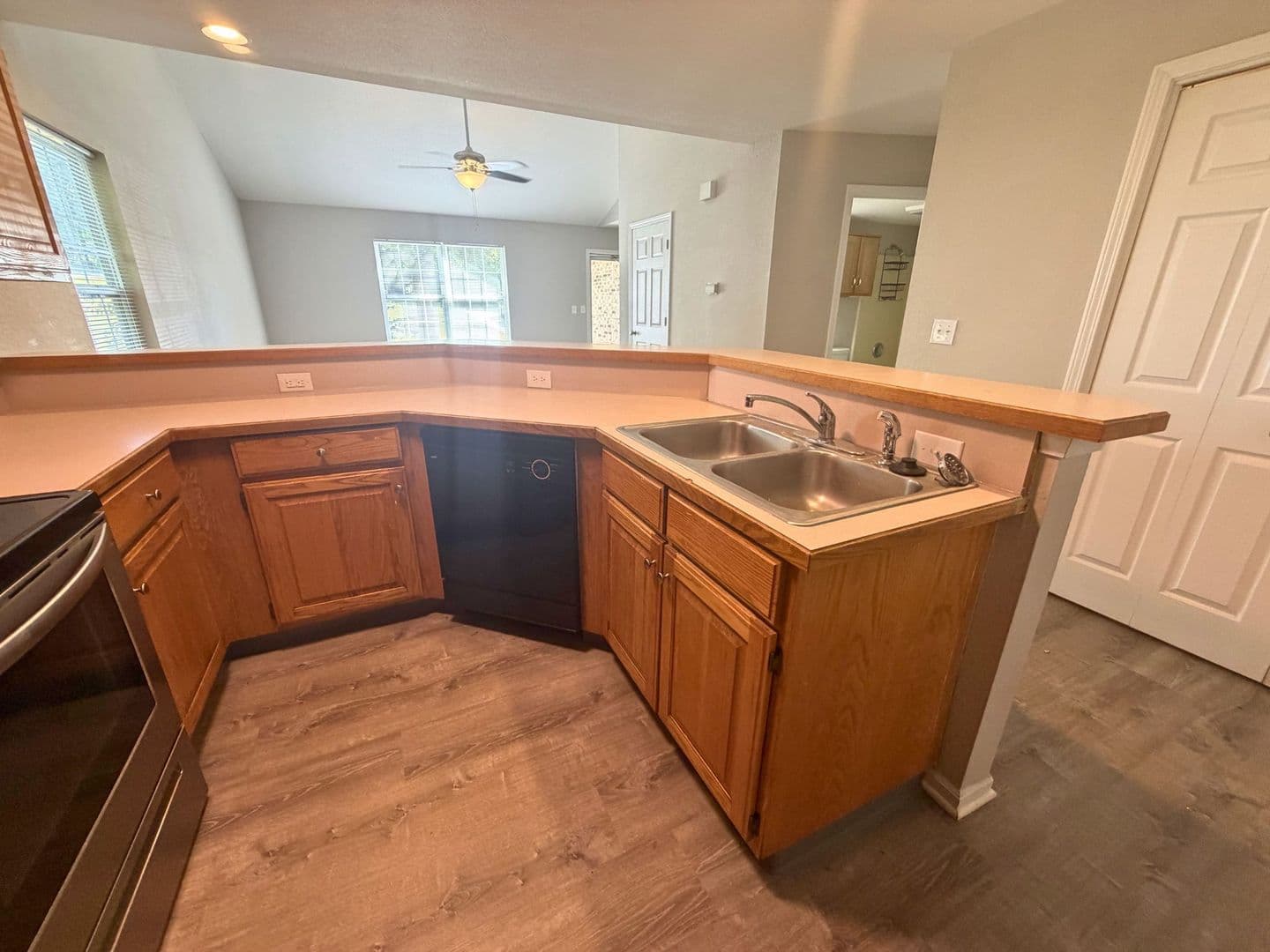 Columbia Apartment: 5340-5342 Godas Circle