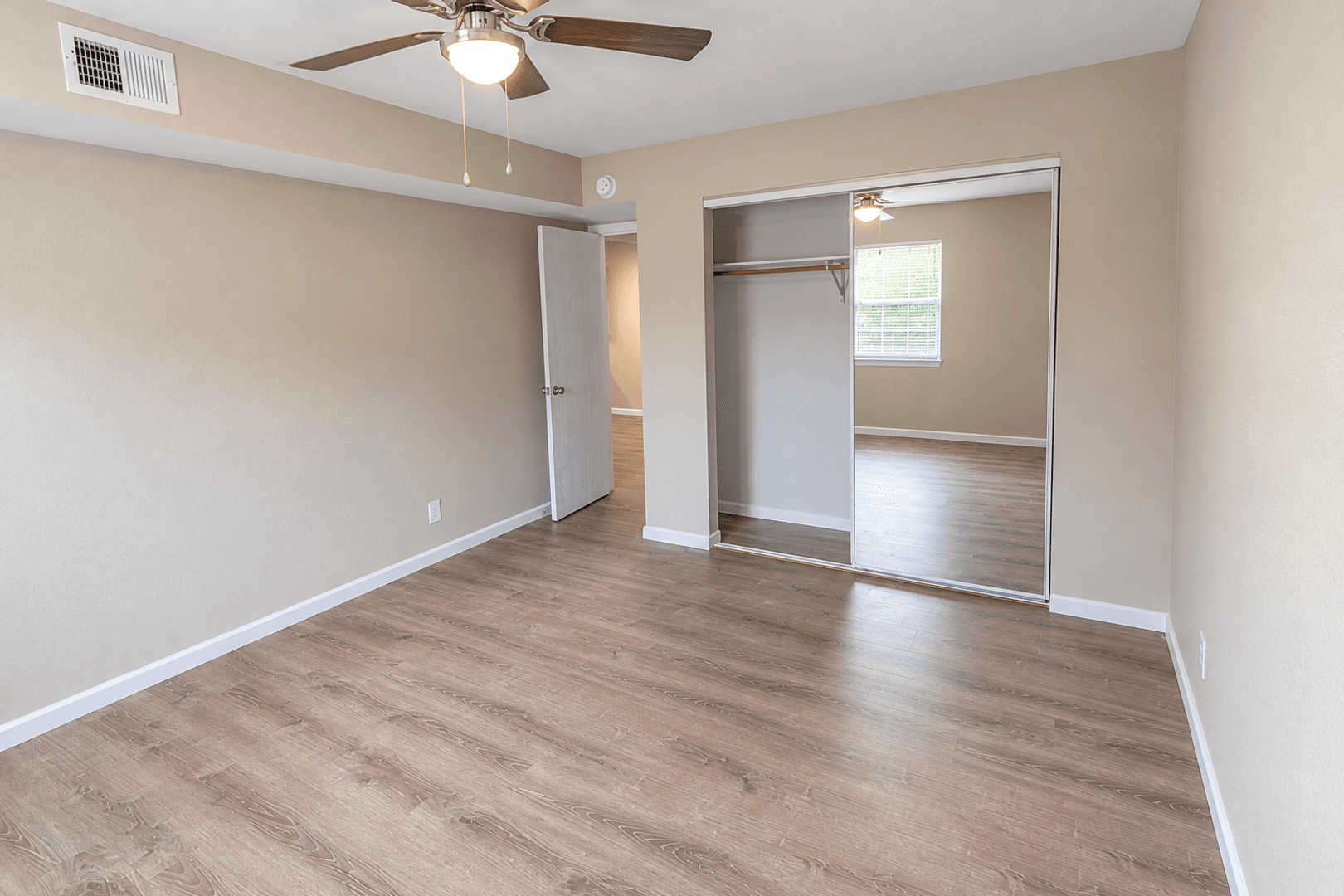 Columbia Apartment: 3408 Balboa Ln #43