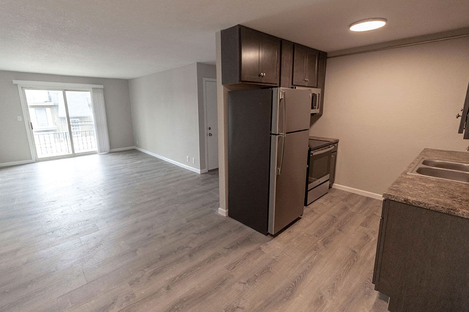 Columbia Apartment: 3408 Balboa Ln #26
