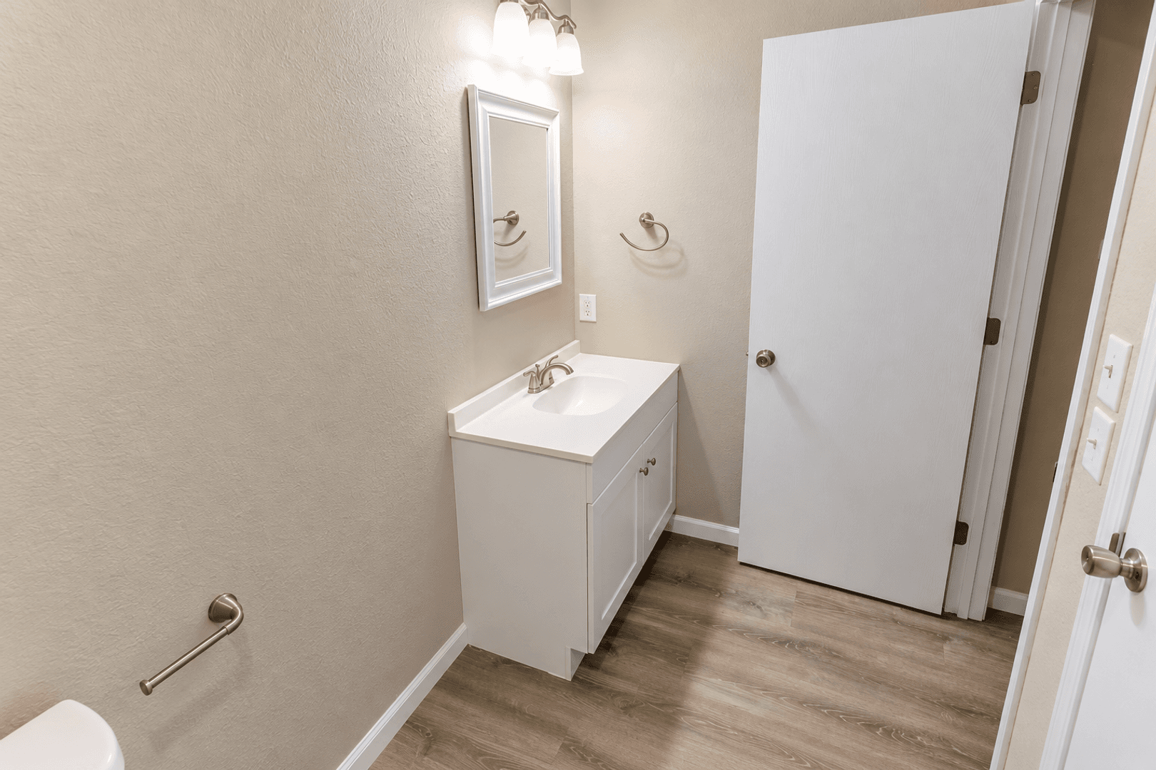 Columbia Apartment: 3408 Balboa Ln #43