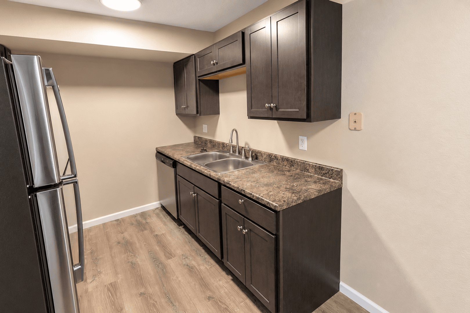 Columbia Apartment: 3408 Balboa Ln #43
