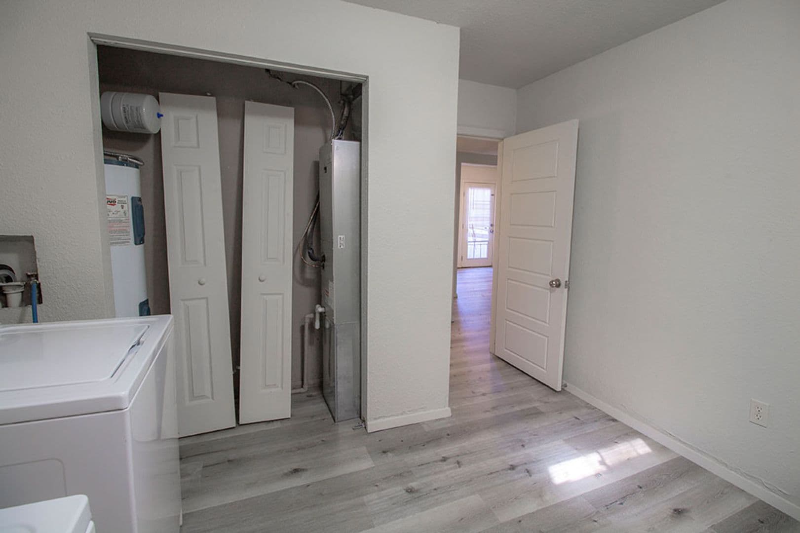 Columbia House: 1005 W Ash St