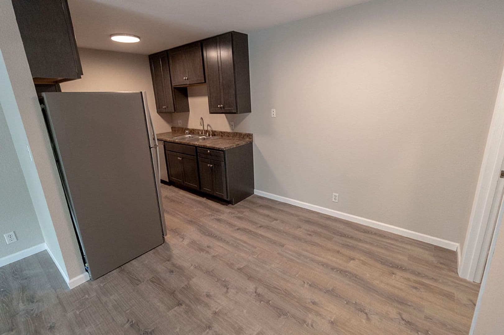 Columbia Apartment: 3408 Balboa Ln #44