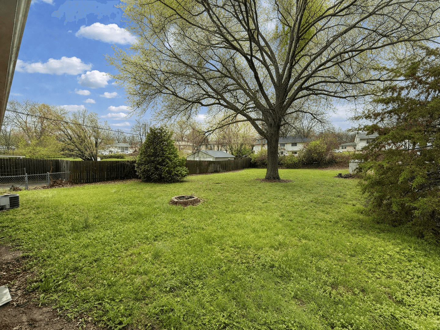 Columbia House: 211 Bourn Ave