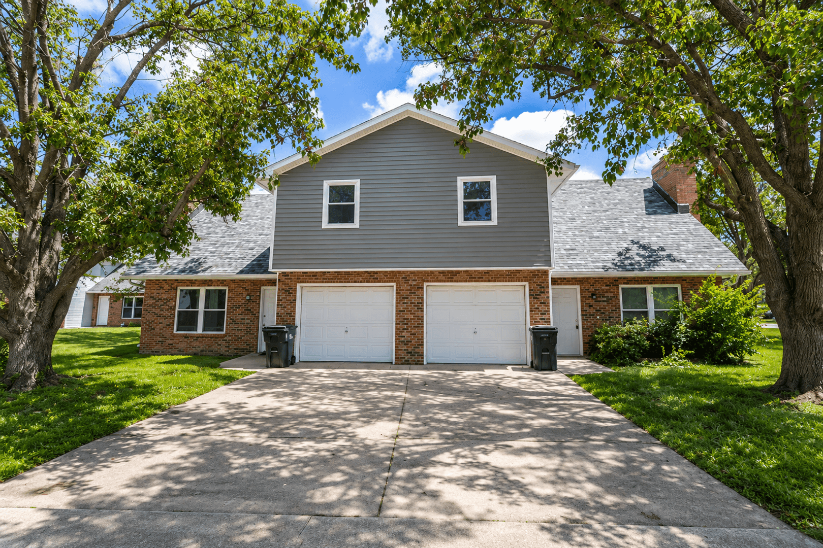 Columbia Apartment: 1913-1915 Greenleaves Ct
