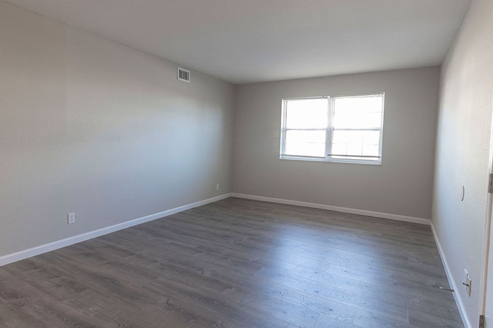 Columbia Apartment: 3408 Balboa Ln #31