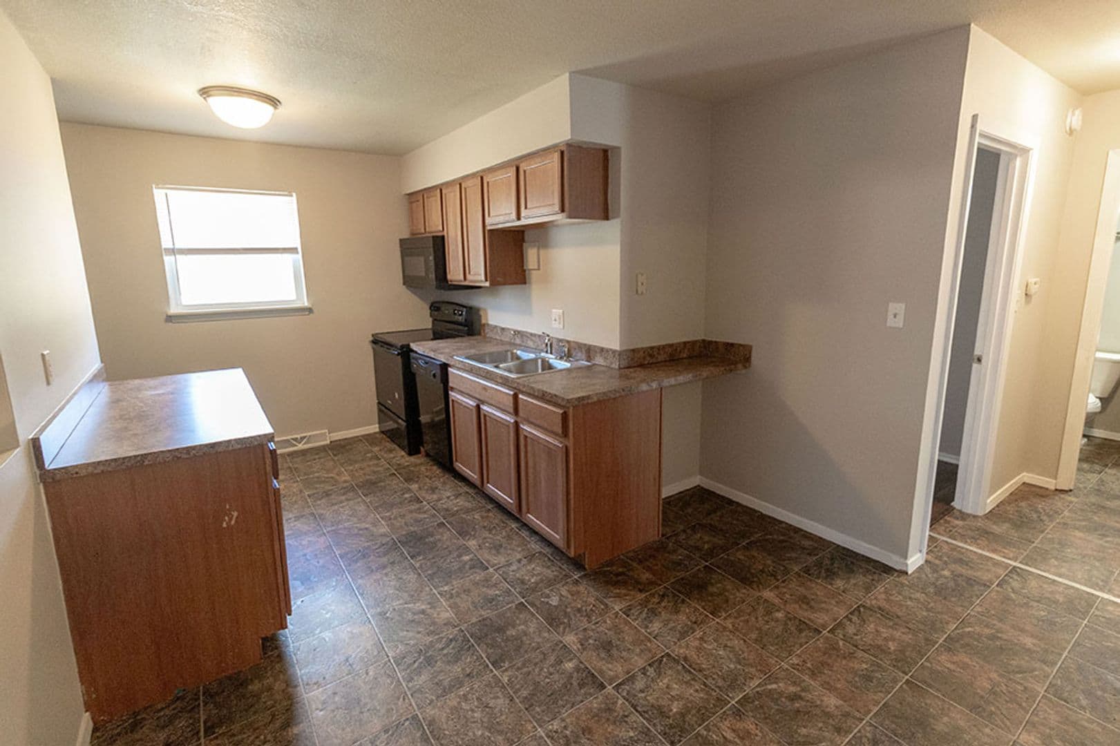 Columbia House: 1011 W Ash St