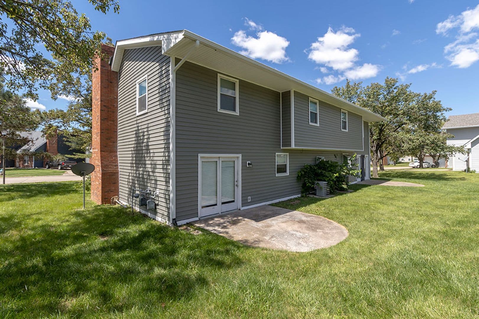 Columbia Apartment: 1913-1915 Greenleaves Ct