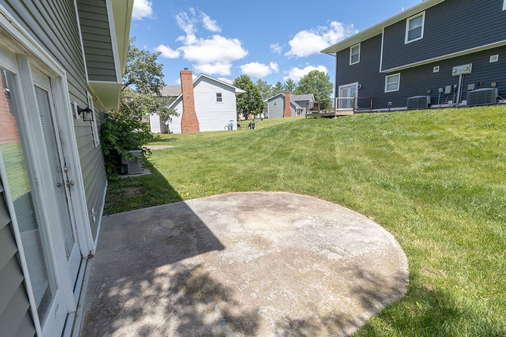 Columbia Apartment: 1913-1915 Greenleaves Ct