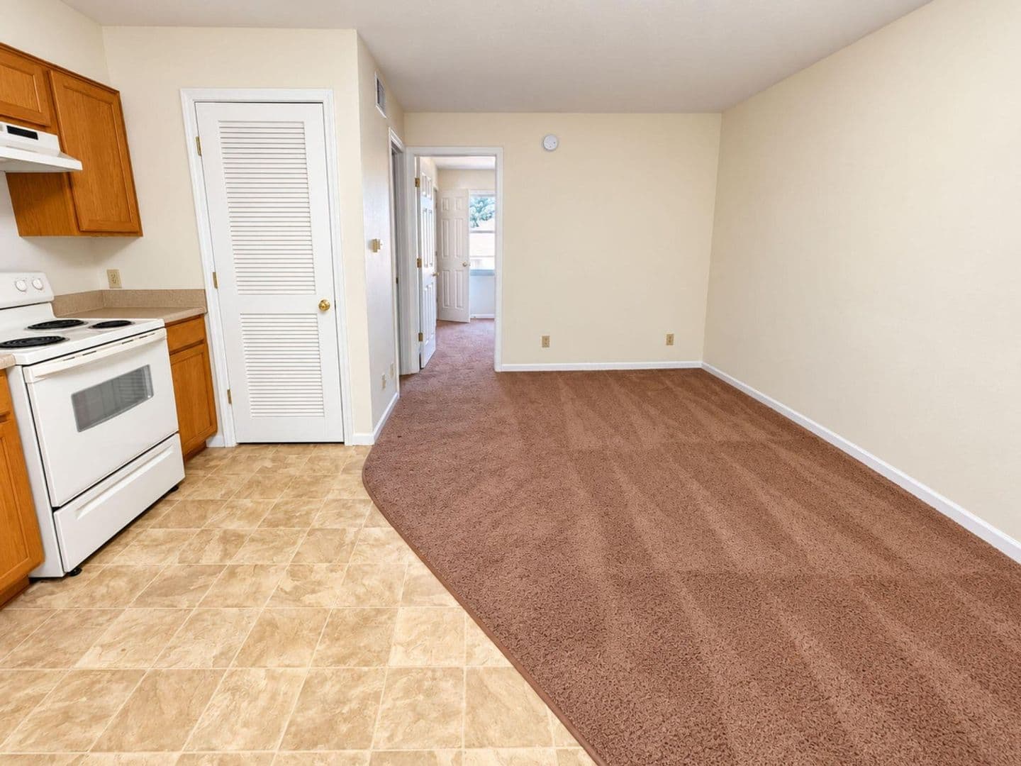 Jefferson City House: 907 Southwest Blvd C-2