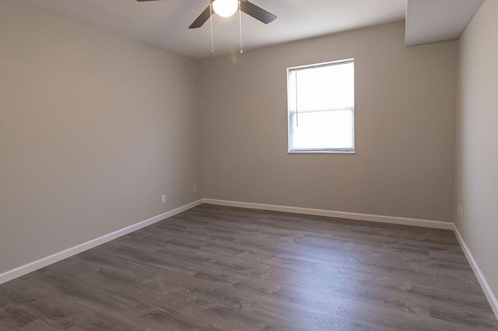 Columbia Apartment: 3408 Balboa Ln #31