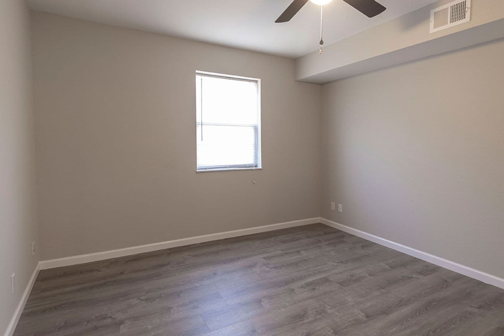 Columbia Apartment: 3408 Balboa Ln #31