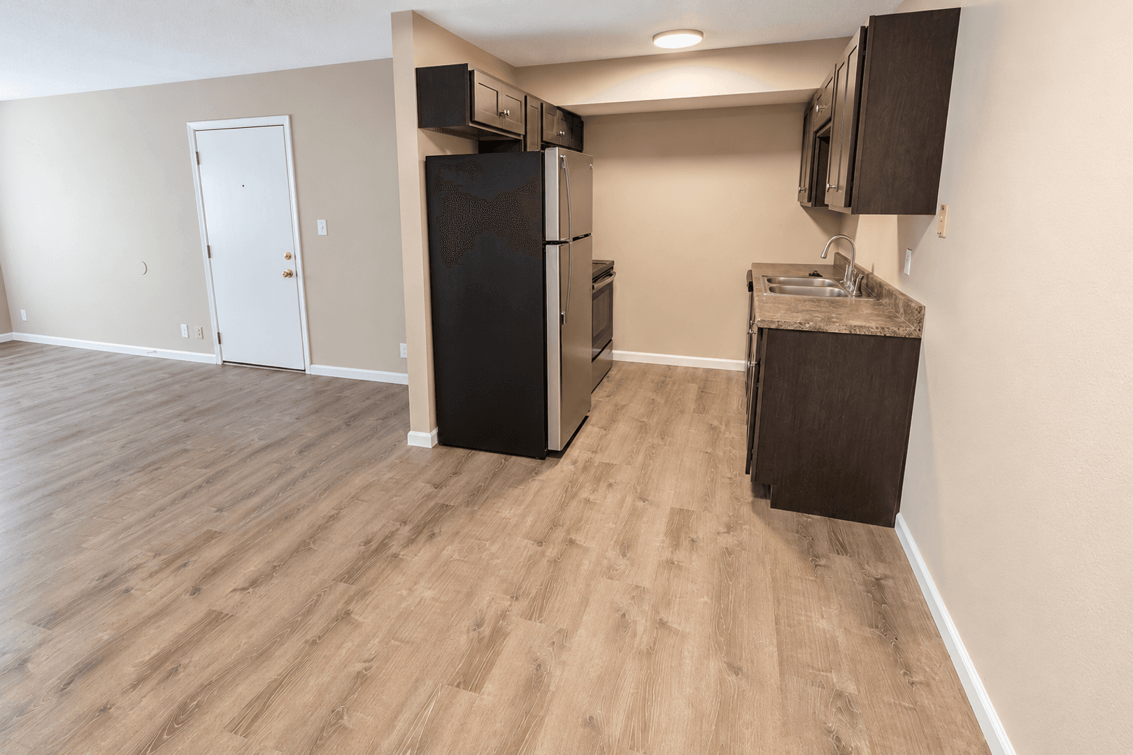 Columbia Apartment: 3408 Balboa Ln #43