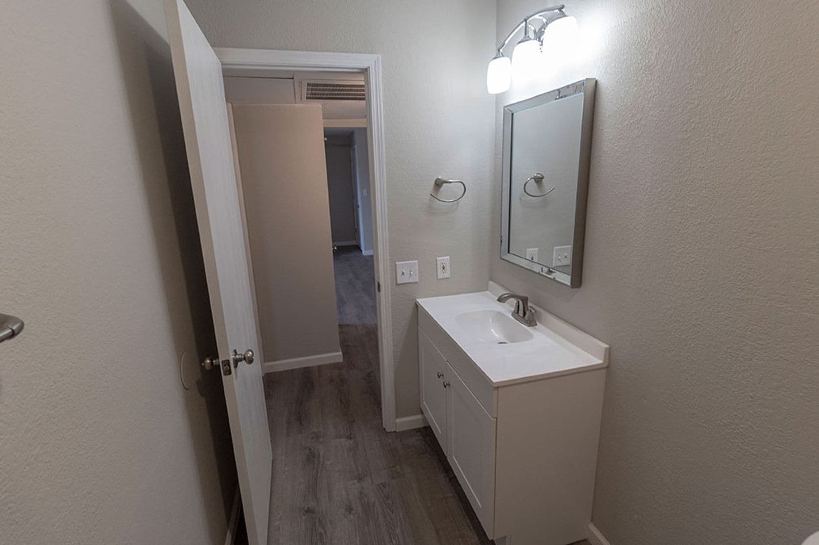 Columbia Apartment: 3408 Balboa Ln #26