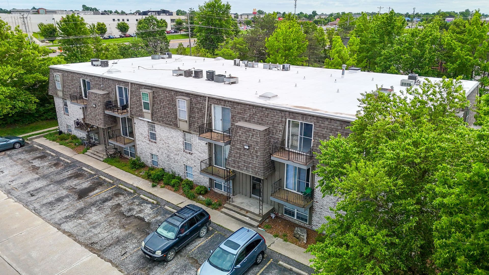 Columbia Apartment: 3408 Balboa Ln #44