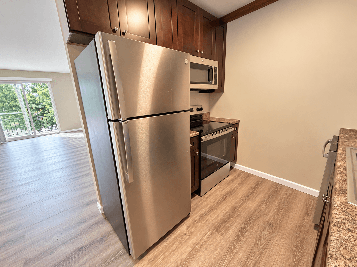 Columbia Apartment: 3408 Balboa Ln #45