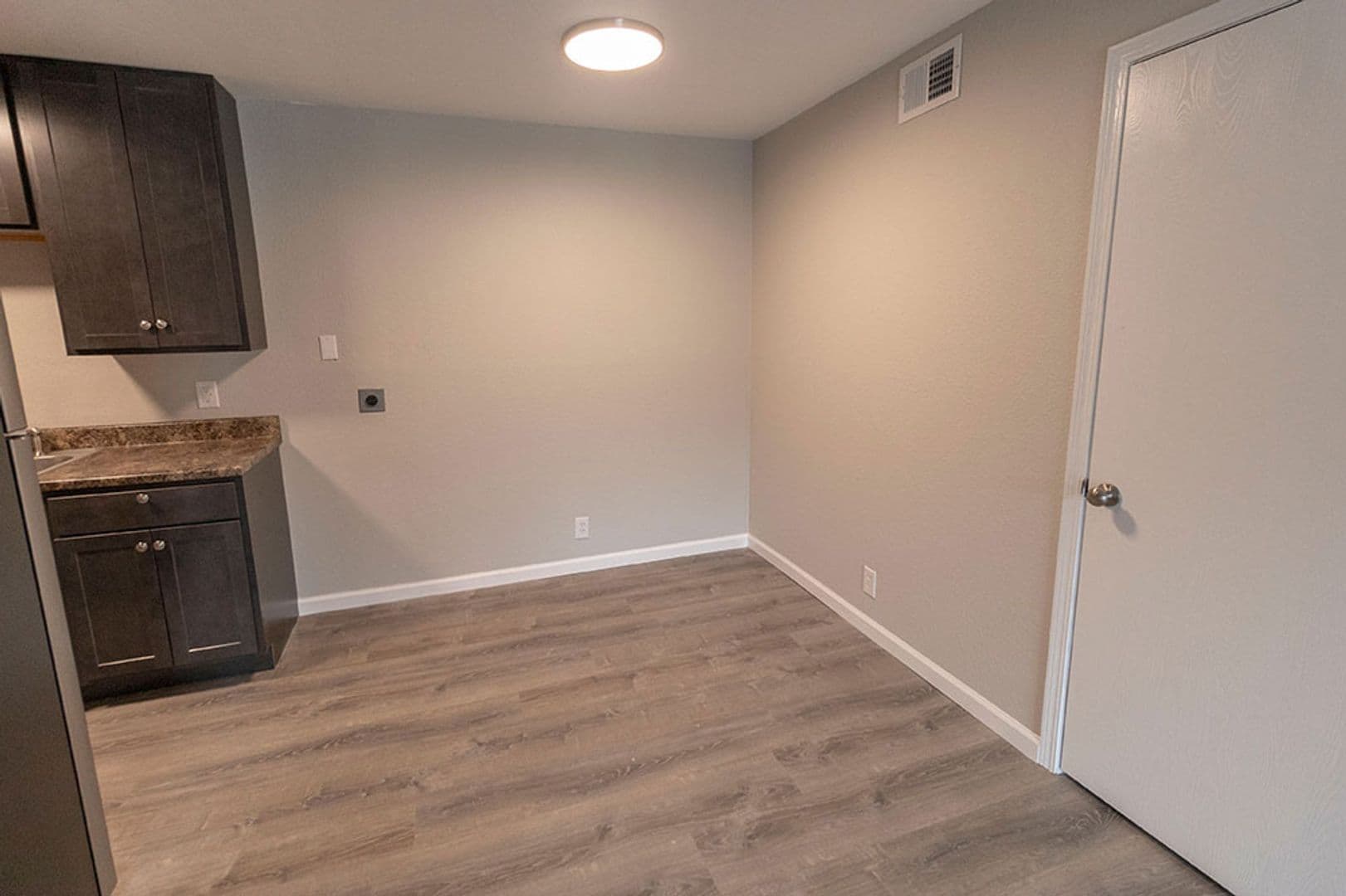 Columbia Apartment: 3408 Balboa Ln #26