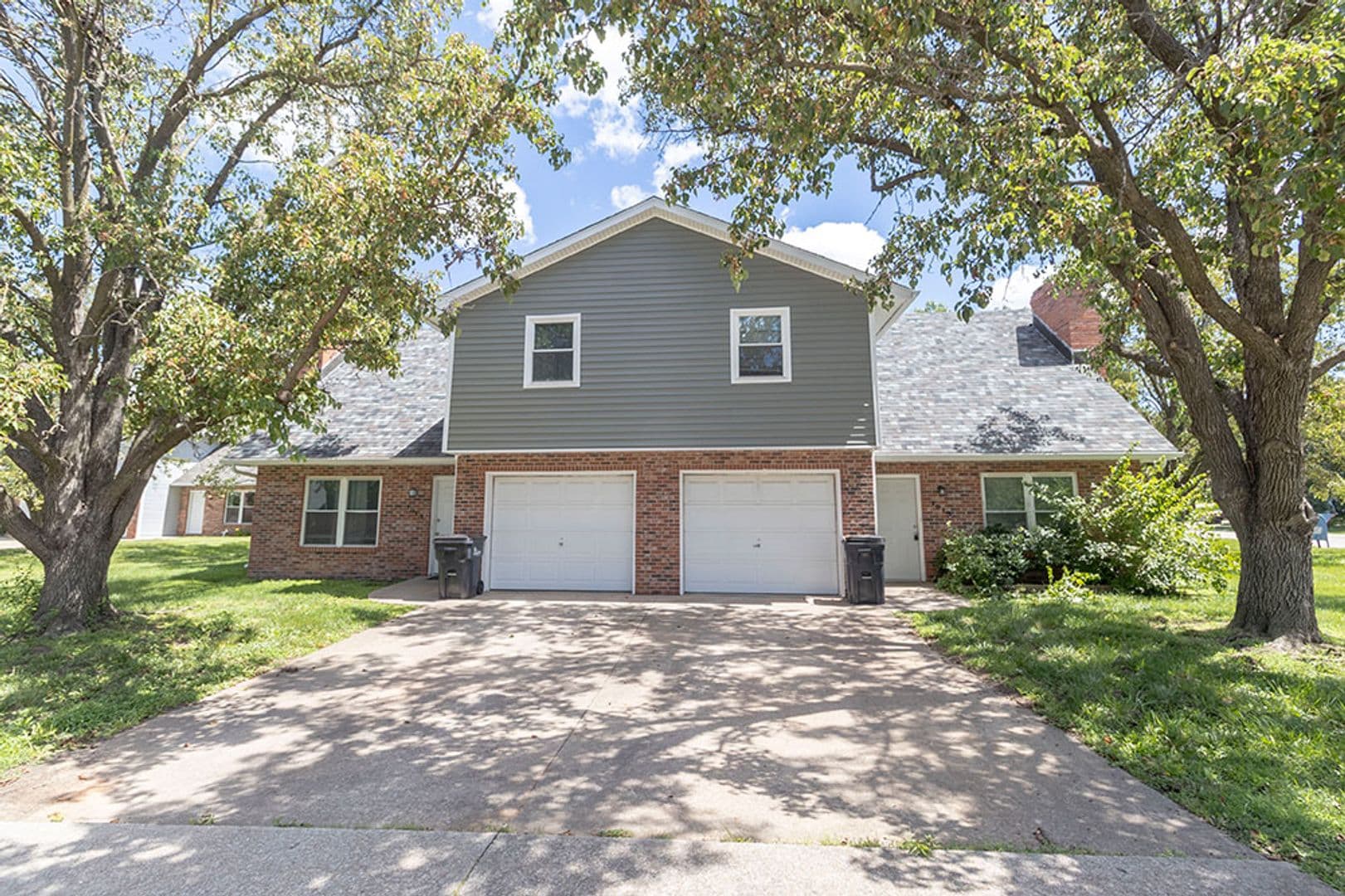 Columbia Apartment: 1913-1915 Greenleaves Ct