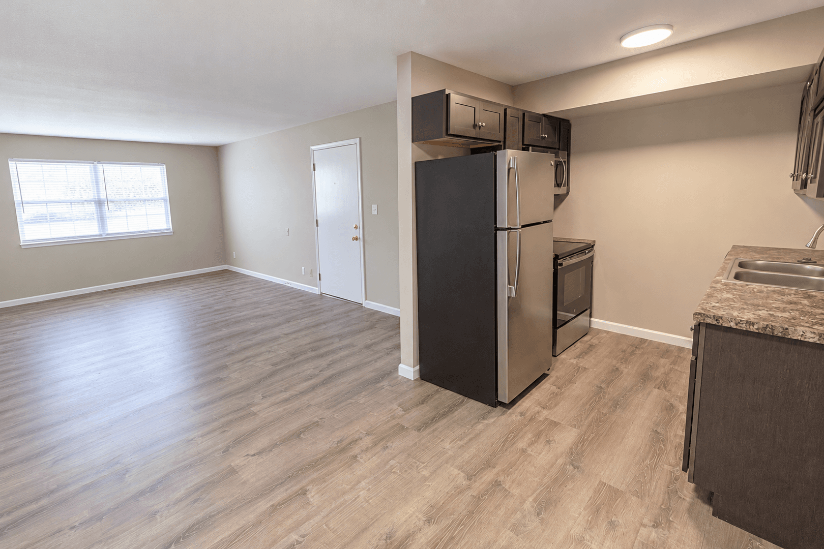 Columbia Apartment: 3408 Balboa Ln #43