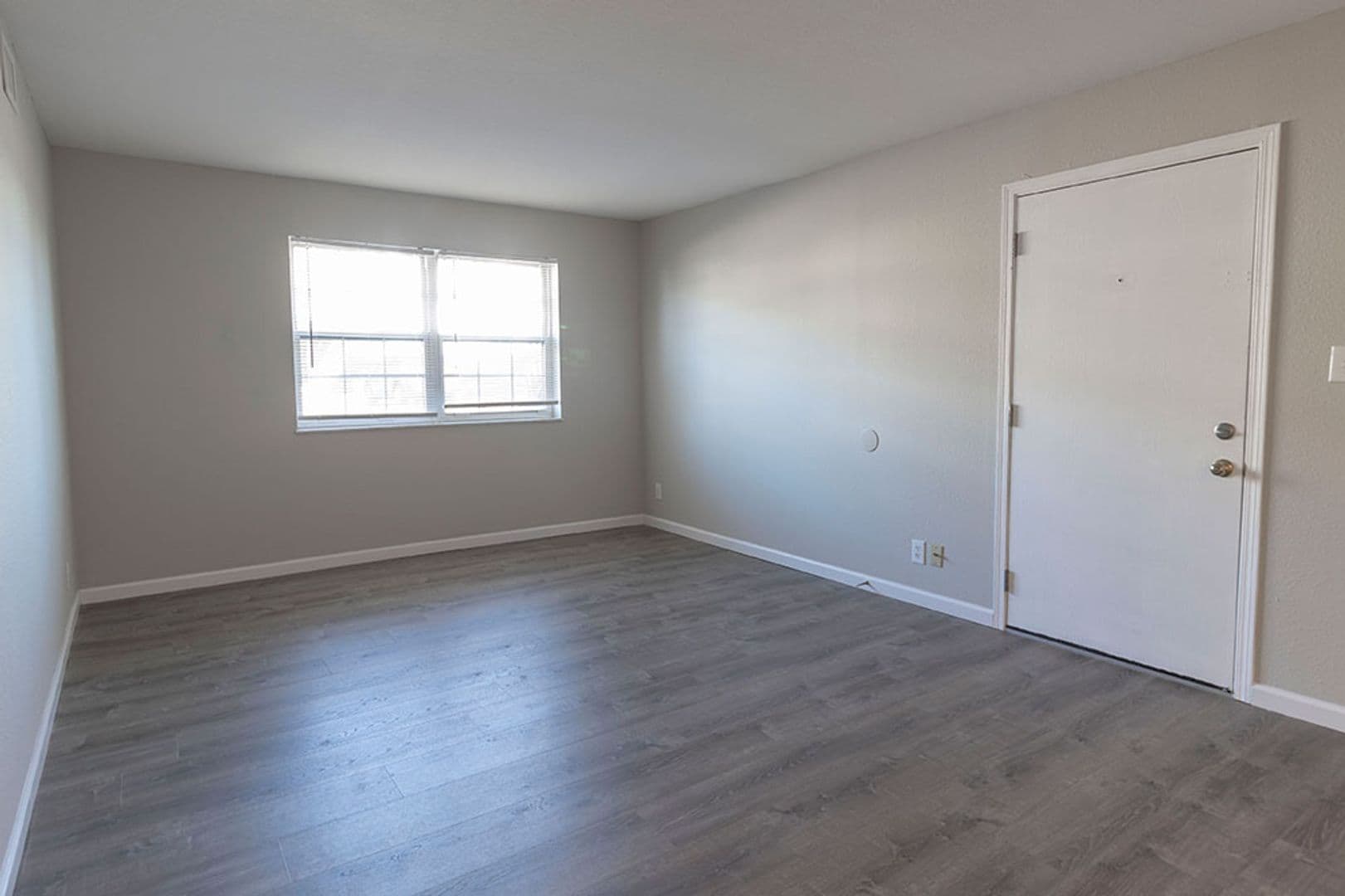 Columbia Apartment: 3408 Balboa Ln #31