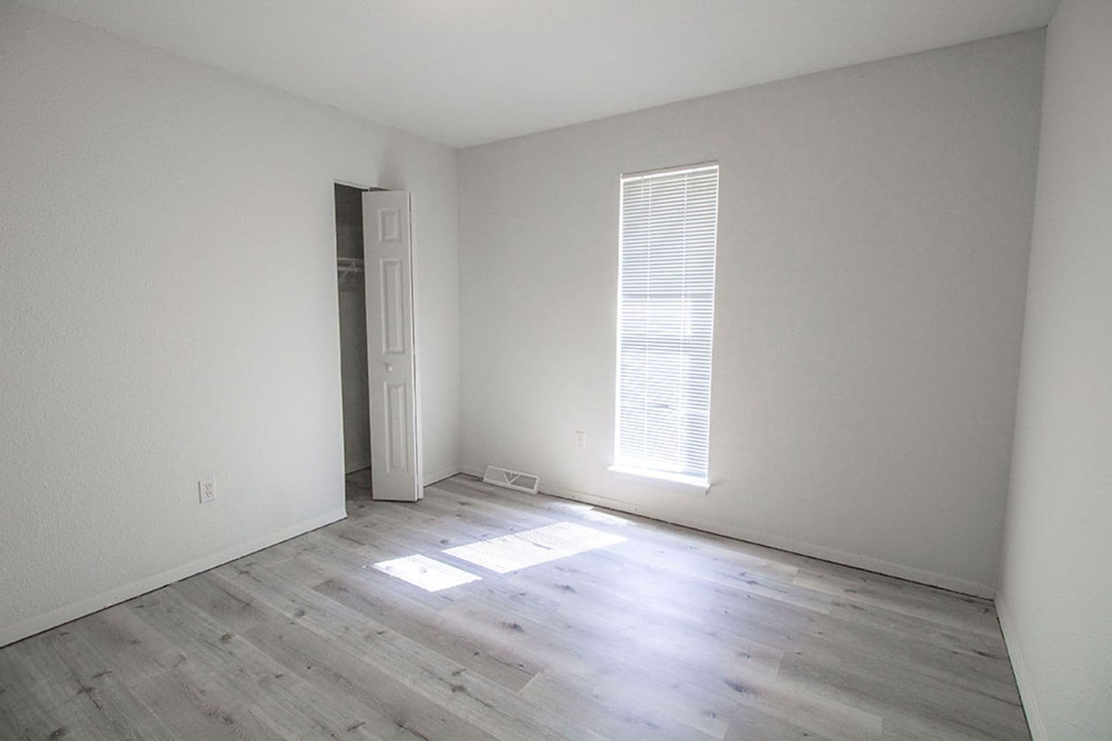 Columbia House: 1005 W Ash St